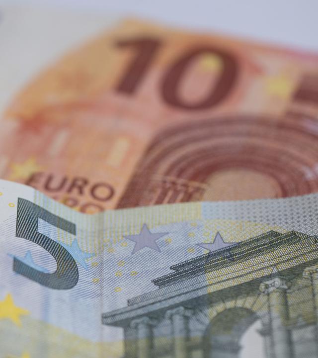 Euro-Geldscheine bilden die Summe von 15 Euro