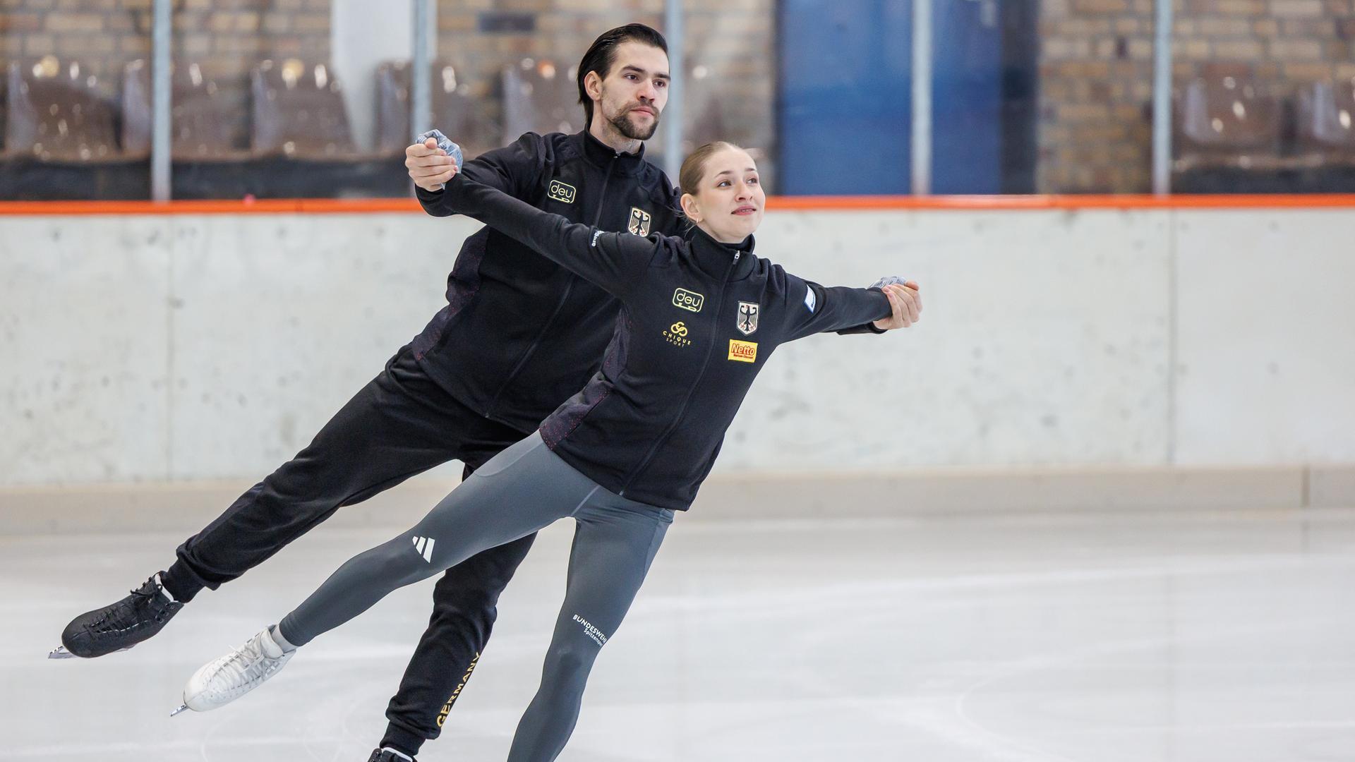 Die Eiskunstläufer Minerva Hase und Nikita Volodin auf dem Eis