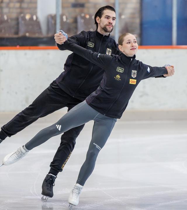 Die Eiskunstläufer Minerva Hase und Nikita Volodin auf dem Eis
