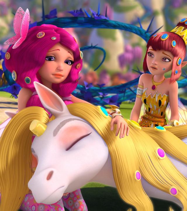 Mia und Yuko beugen sich über den gesenkten Kopf von Onchao, dem sein goldenes Horn geraubt wurde.