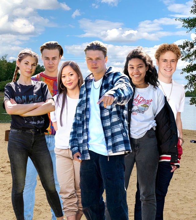 Angelina, Mark, Jeppe, Alex, Chantal und Trang stehen vor ihrem Zeltlager an einem See