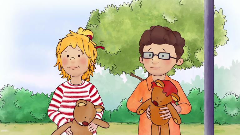 Conni und Simon halten ihre Teddys in der Hand.