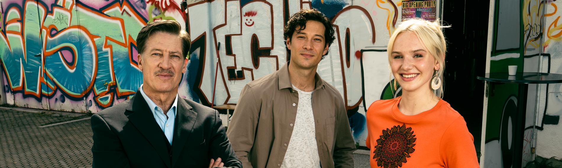 Drei Darsteller der neuen Serie "München Beats" stehen nebeneinander: Tobias Moretti (als Theo Meinhardt), Klaus Steinbacher (als Marius Meinhardt), Jule Hermann (als Linda Bierwirth) 