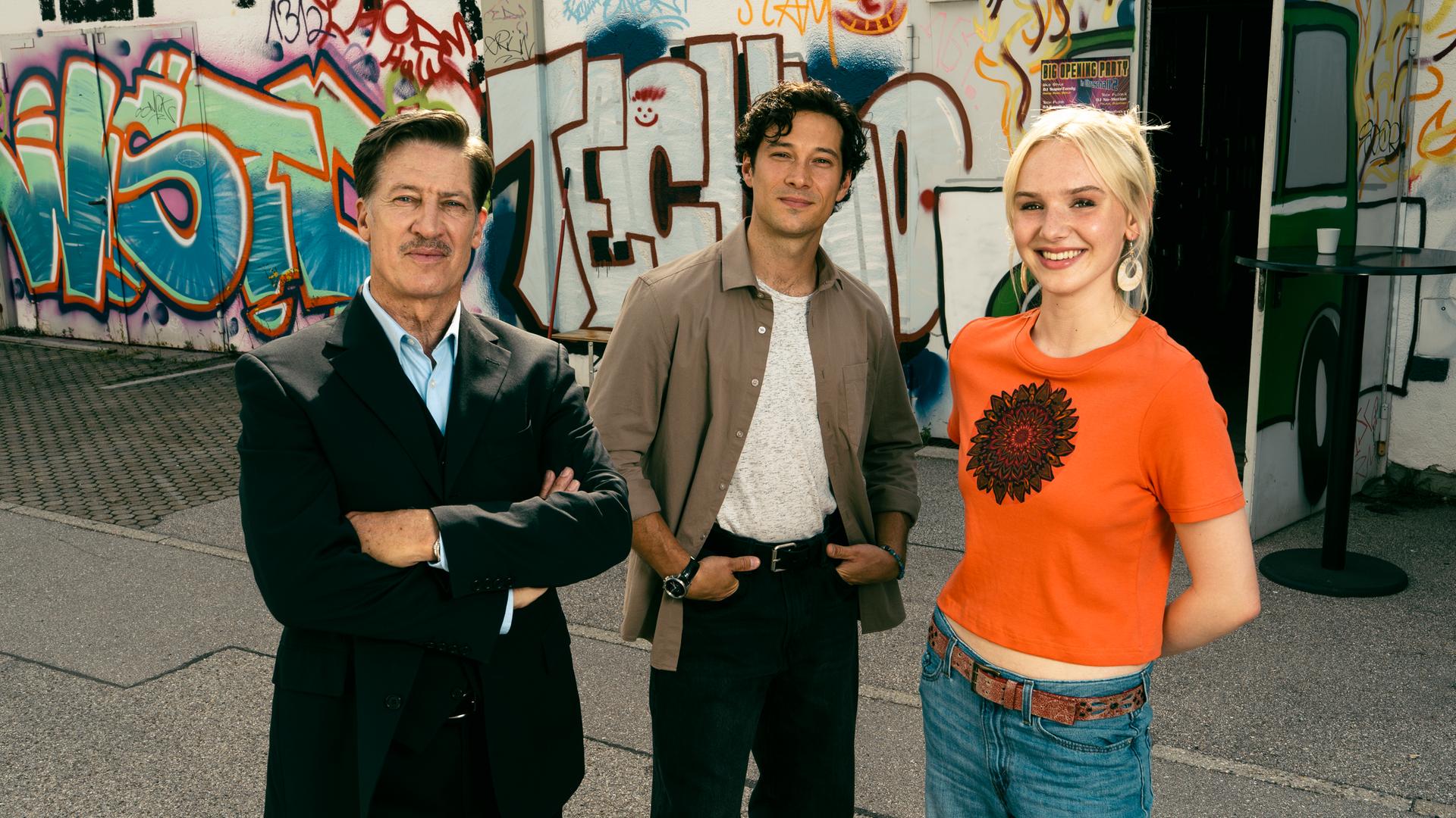 Drei Darsteller der neuen Serie "München Beats" stehen nebeneinander: Tobias Moretti (als Theo Meinhardt), Klaus Steinbacher (als Marius Meinhardt), Jule Hermann (als Linda Bierwirth) 