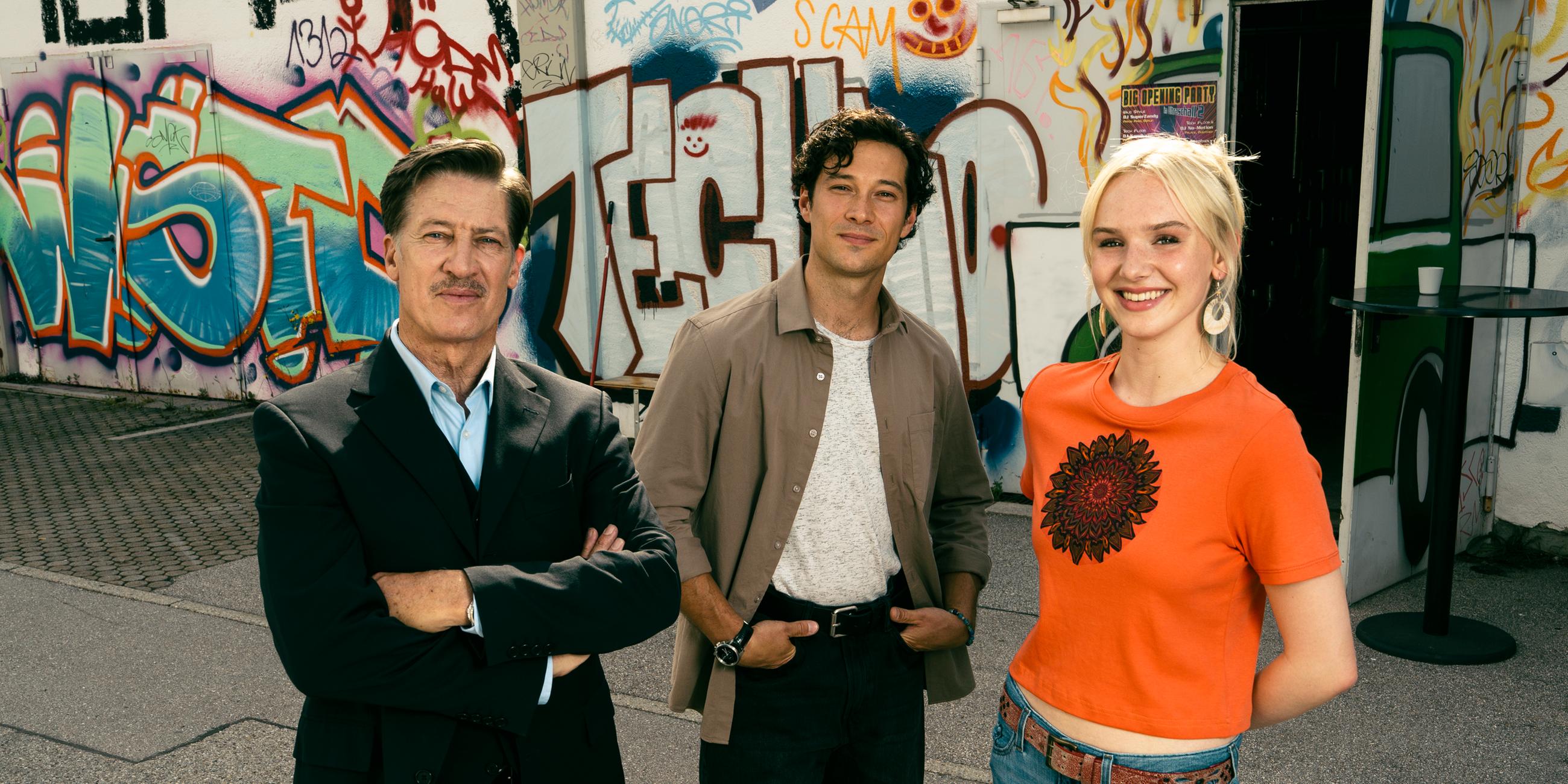 Drei Darsteller der neuen Serie "München Beats" stehen nebeneinander: Tobias Moretti (als Theo Meinhardt), Klaus Steinbacher (als Marius Meinhardt), Jule Hermann (als Linda Bierwirth) 