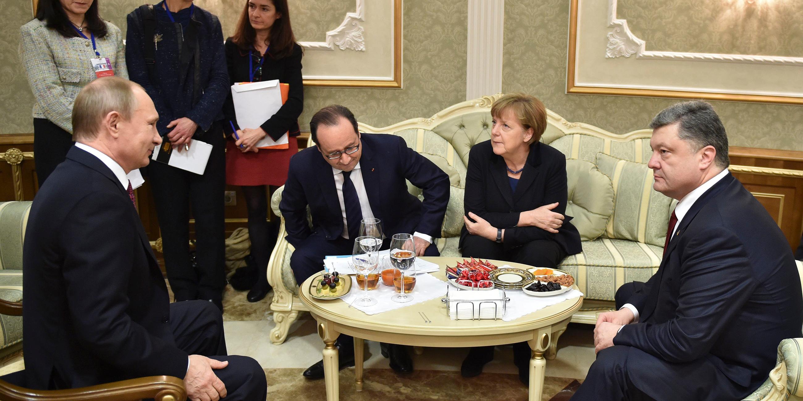 Belarus, Minsk: Putin, Hollande, Merkel und Poroschenko bei einem Krisentreffen in Minsk. Archivbild