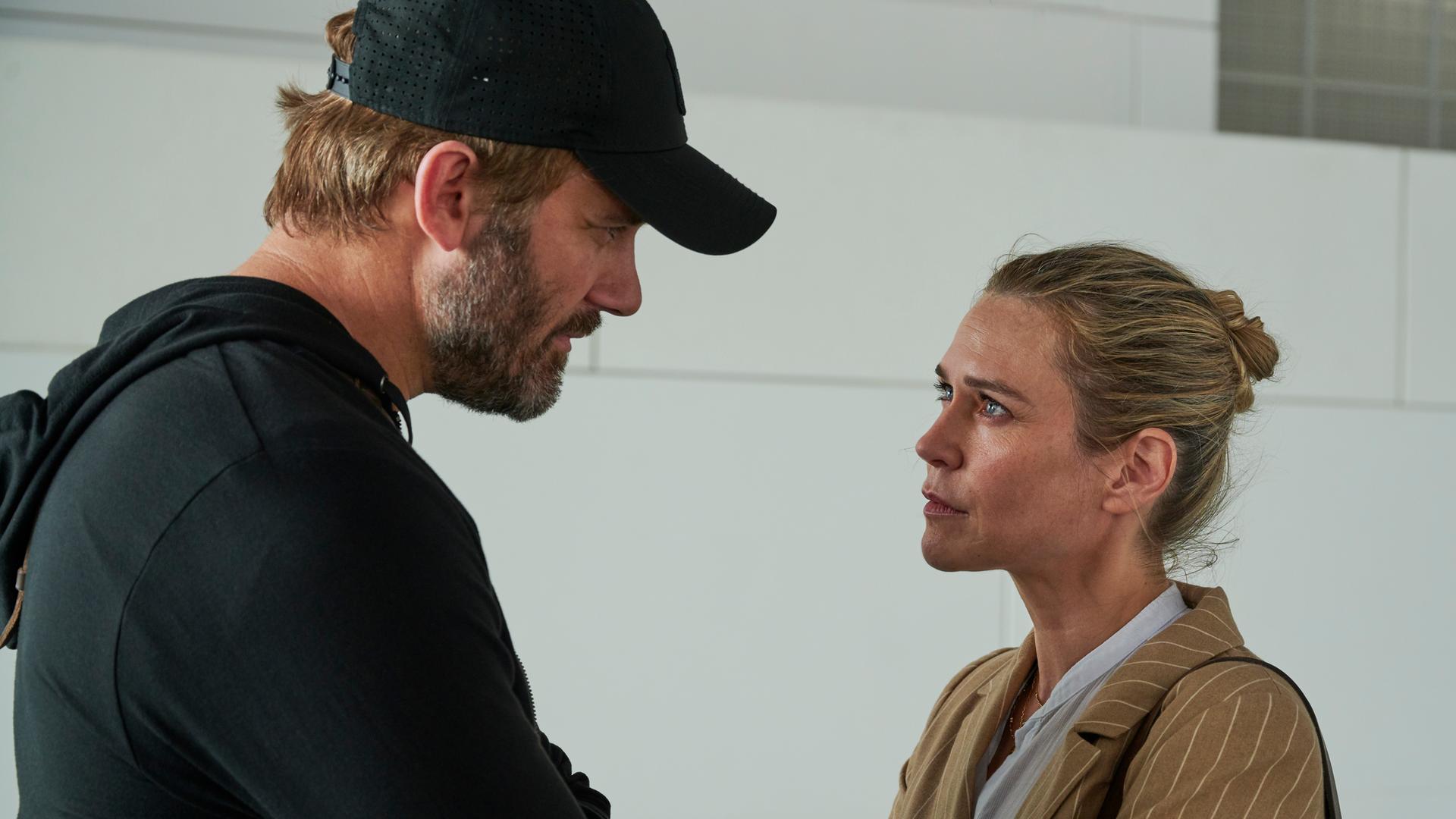"Mirage - Gefährliche Lügen": Gabriel (Clive Standen) steht vor Claire (Marie-Josée Croze). Die beiden sehen sich ernst an.