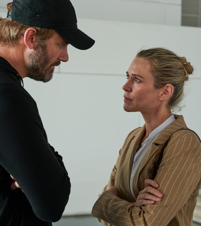 "Mirage - Gefährliche Lügen": Gabriel (Clive Standen) steht vor Claire (Marie-Josée Croze). Die beiden sehen sich ernst an.