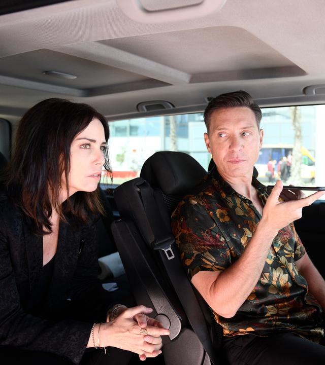 "Mirage - Gefährliche Lügen": Doug (Shawn Doyle) und Jennifer (Maxim Roy) sitzen in einem Wagen.