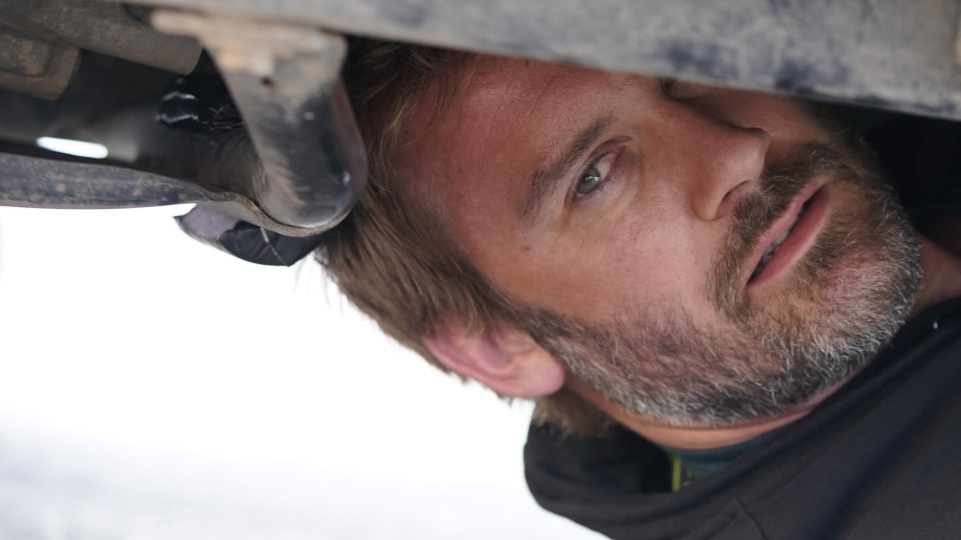 "Mirage - Gefährliche Lügen": Gabriel (Clive Standen) hat sich unter einem Auto versteckt.