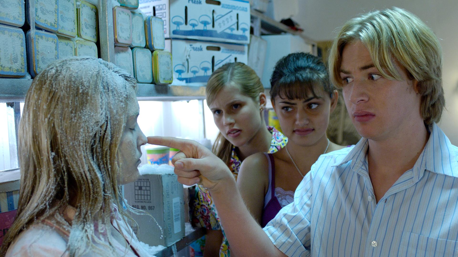 Lewis zeigt Emma und Cleo die tiefgefrorene Miriam.