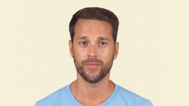 Mirko Drotschmann steht vor einem hellgeleben Hintergrund