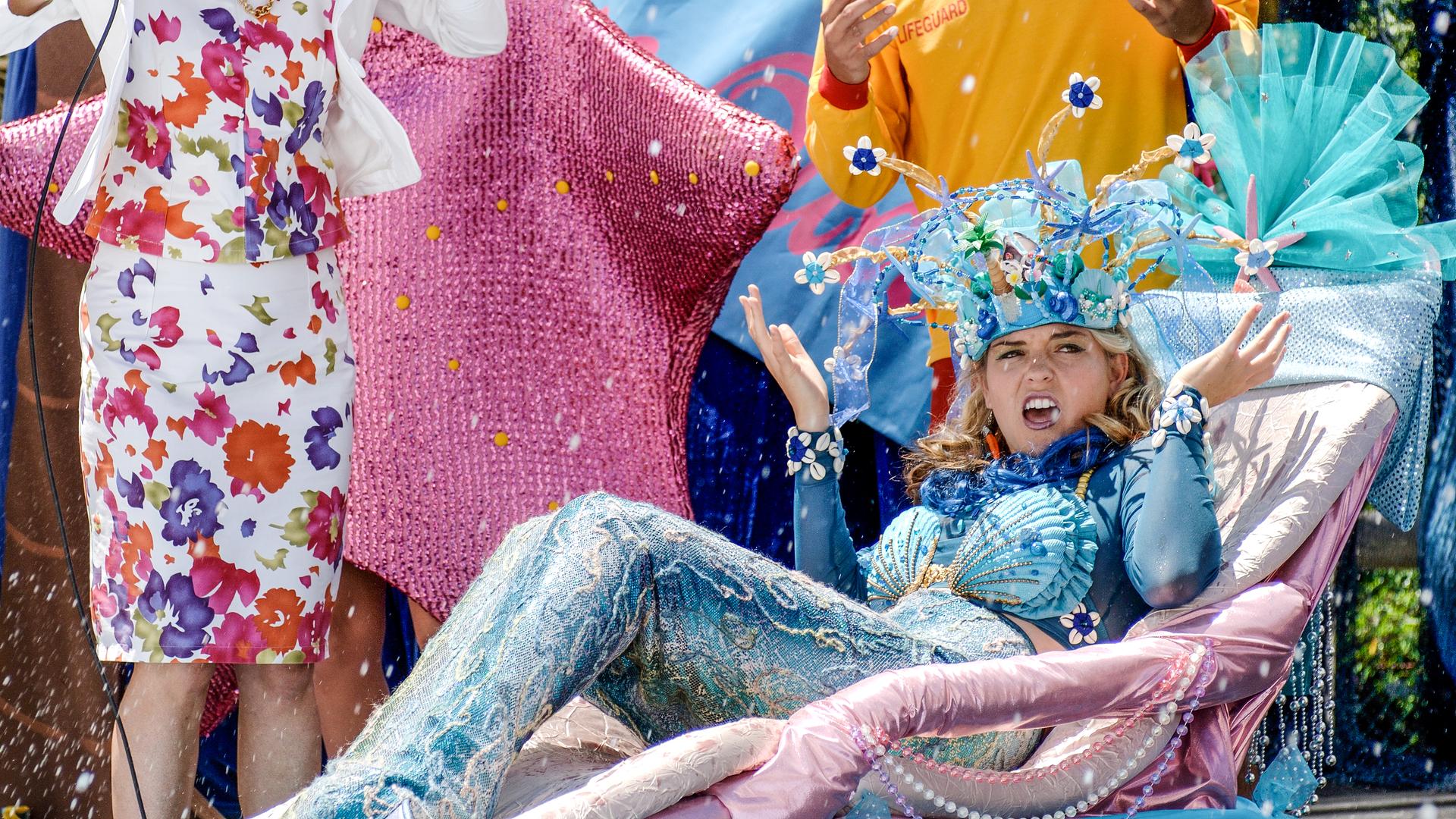 Miss Meereskönigin und viele andere Beistehende werden mit Wasser vollgespritzt.