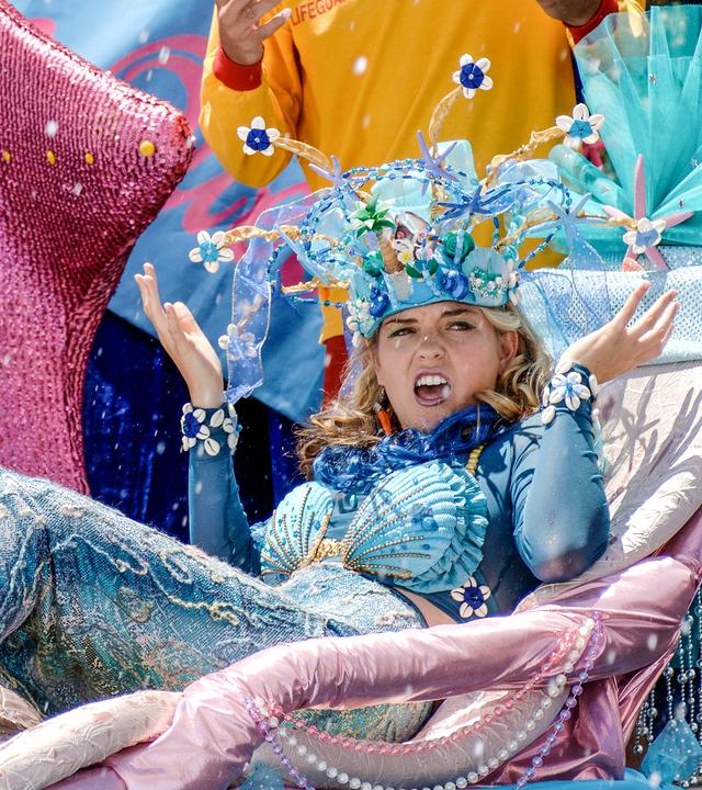 Miss Meereskönigin und viele andere Beistehende werden mit Wasser vollgespritzt.