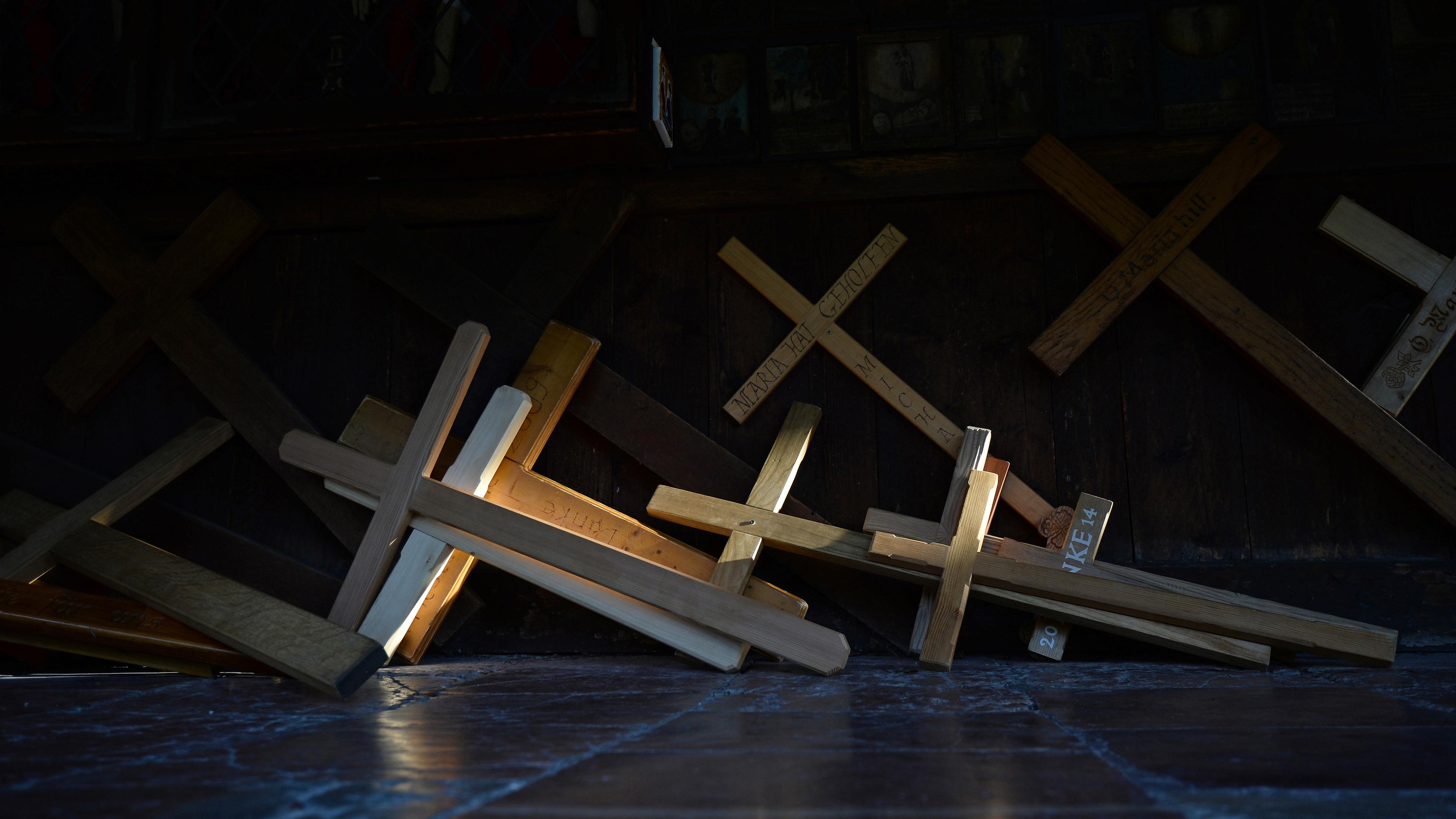 Archiv: Holzkreuze liegen im Rundgang um die Gnadenkapelle im oberbayerischen Wallfahrtsort