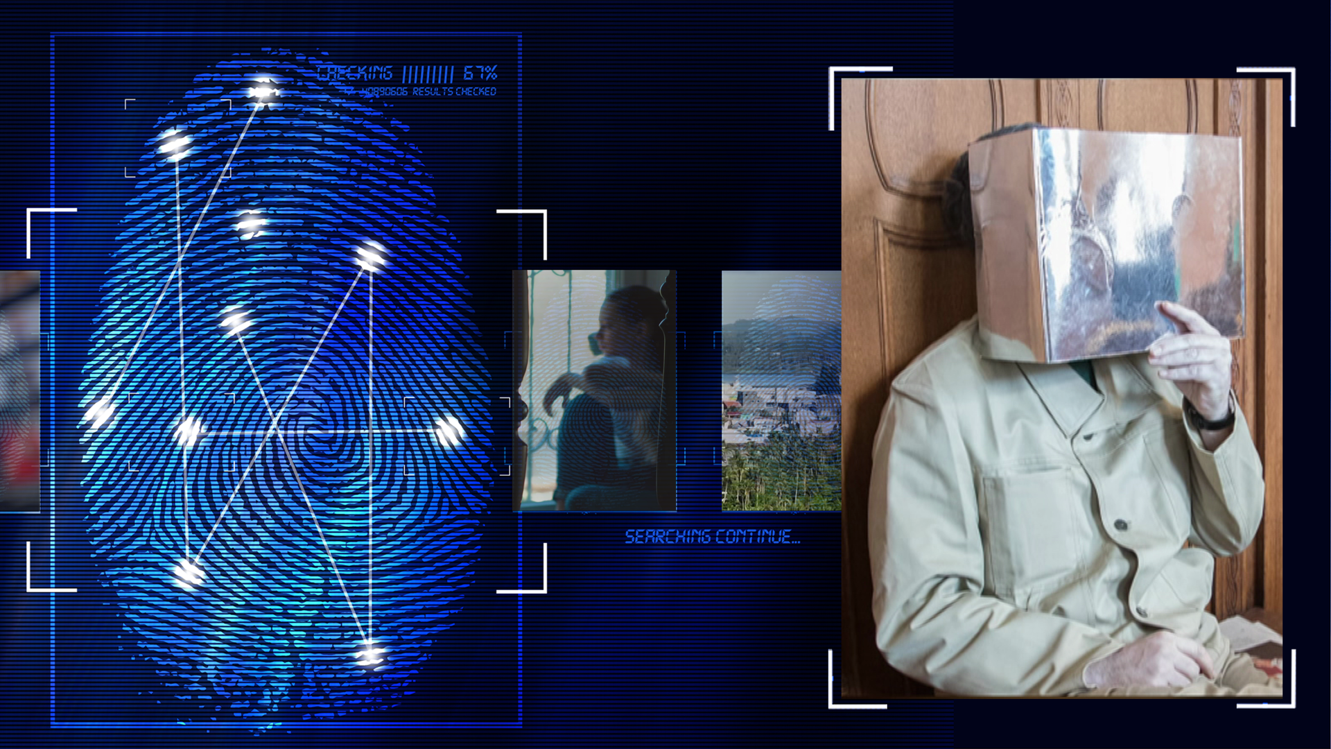 Mann in beigem Hemd hält sich eine Akte vors Gesicht. Er sitzt auf einer Anklagebank in einem Gerichtssaal. Der Bildhintergrund ist holzvertäfelt. Links daneben: Lichtschematische Darstellung eines Fingerabdrucks.