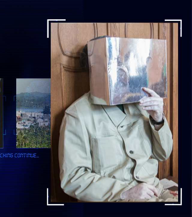 Mann in beigem Hemd hält sich eine Akte vors Gesicht. Er sitzt auf einer Anklagebank in einem Gerichtssaal. Der Bildhintergrund ist holzvertäfelt. Links daneben: Lichtschematische Darstellung eines Fingerabdrucks.