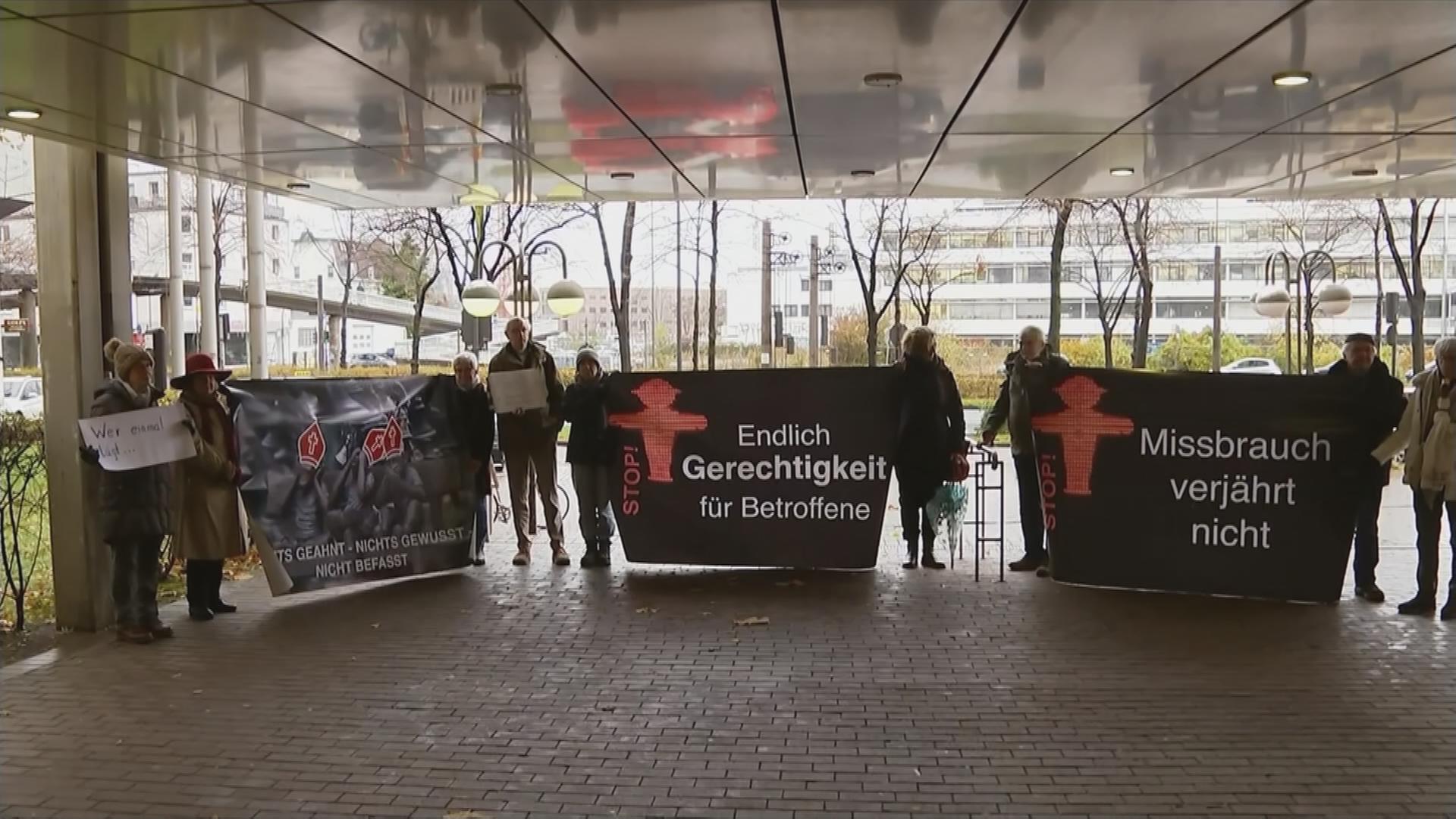 Protest gegen Missbrauch in der Kirche vor dem Gericht Köln.