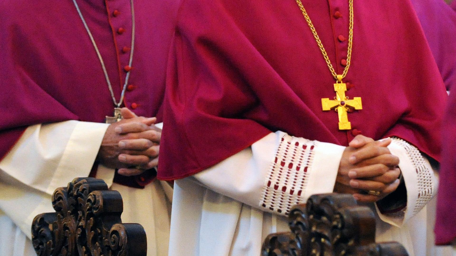 Geistliche mit gefalteten Händen
