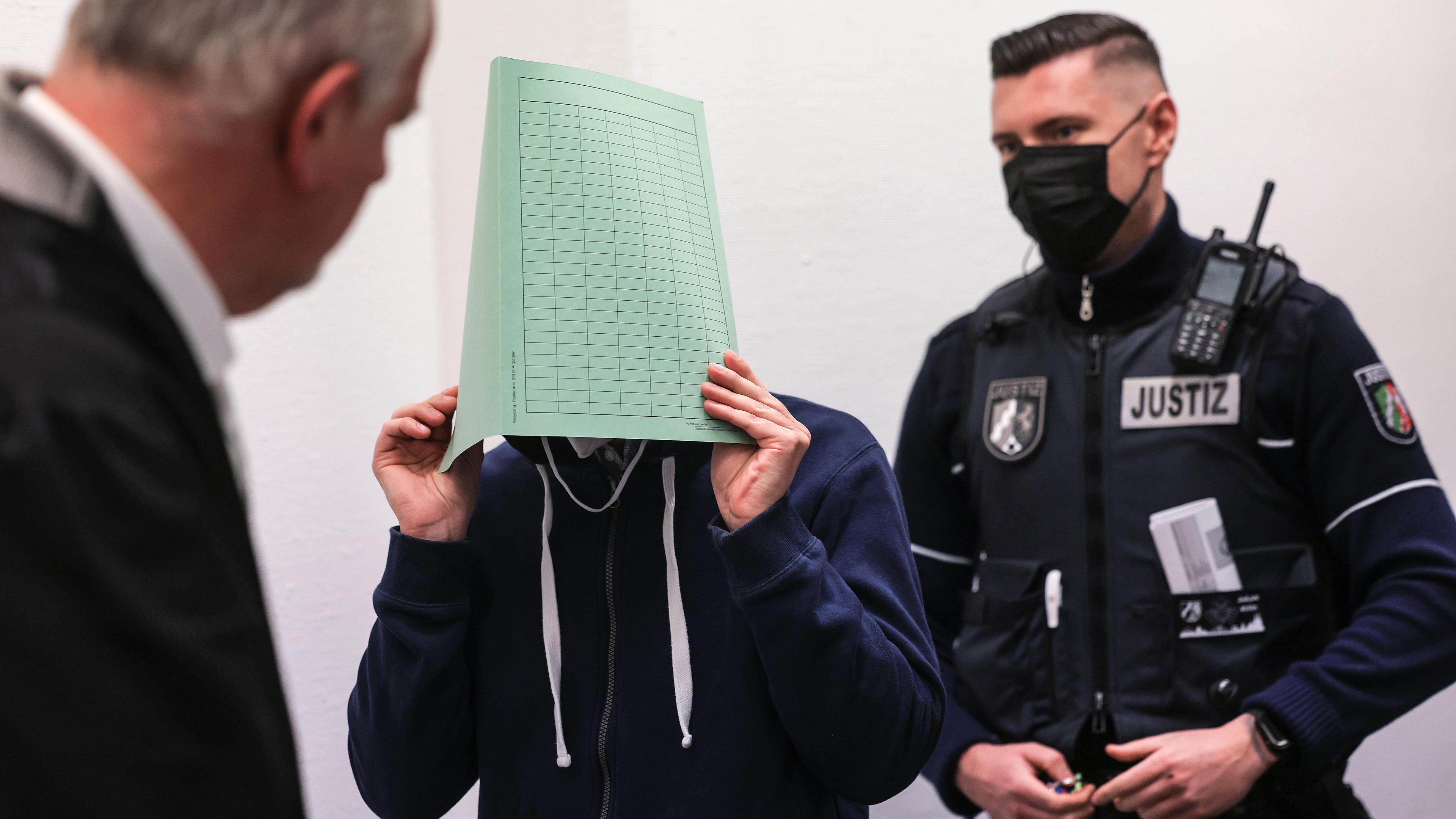 Der Angeklagte (M) im Missbrauchskomplex Wermelskirchen im Gerichtssaal, aufgenommen am 06.12.2022 in Köln