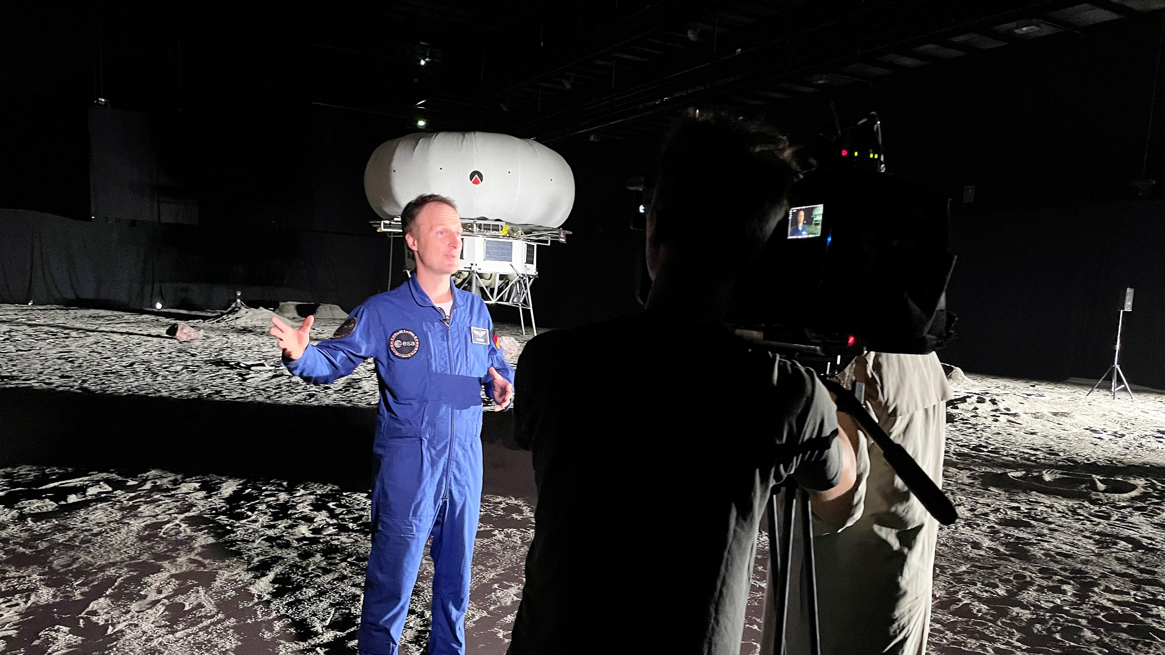 ESA Astronaut Matthias Maurer beim Interview in einer Mondlandschaft in Luxemburg.