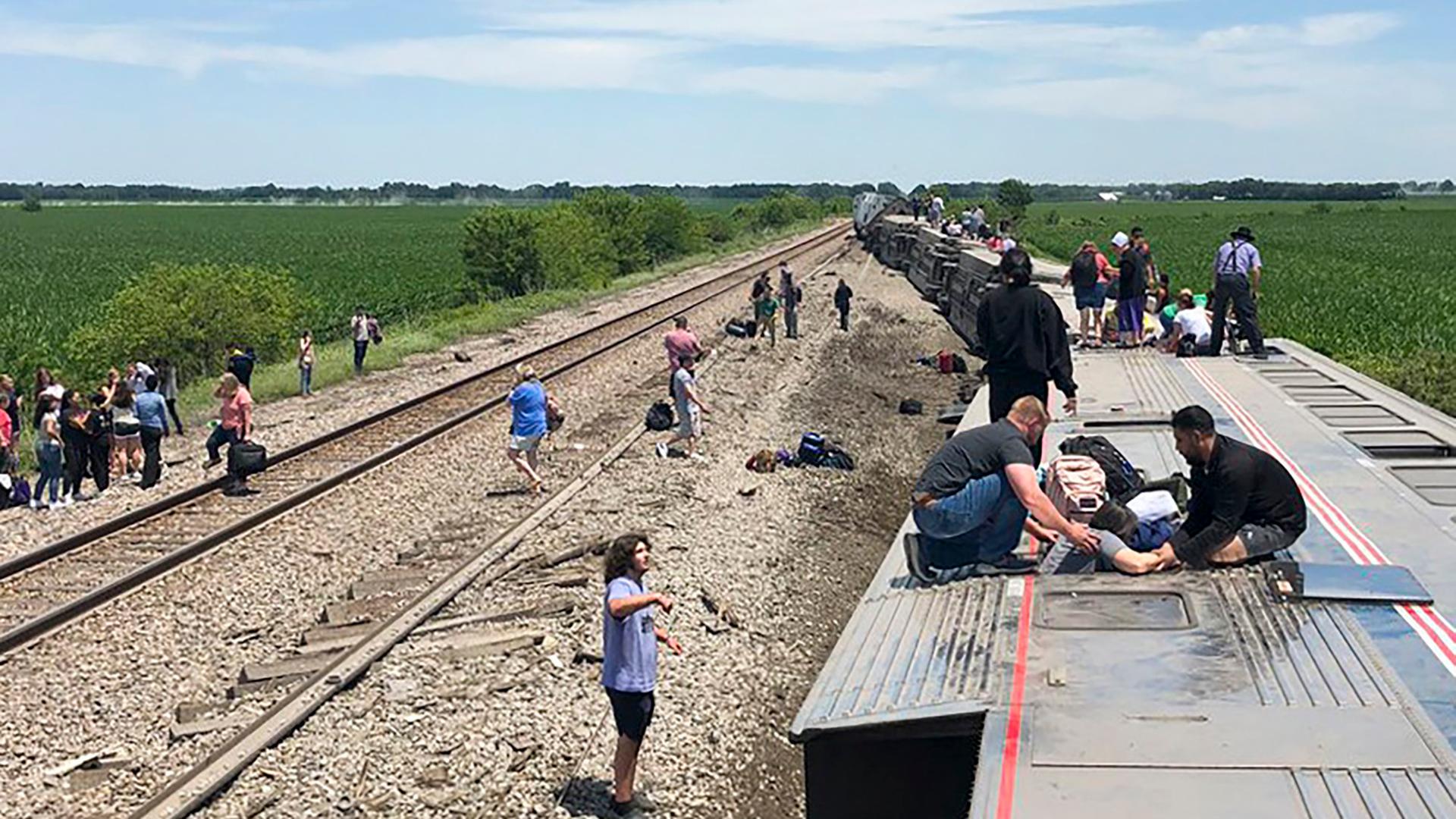 Menschen helfen sich gegenseitig aus dem Wagon des entgleisten Personenzuges in Missouri in den USA