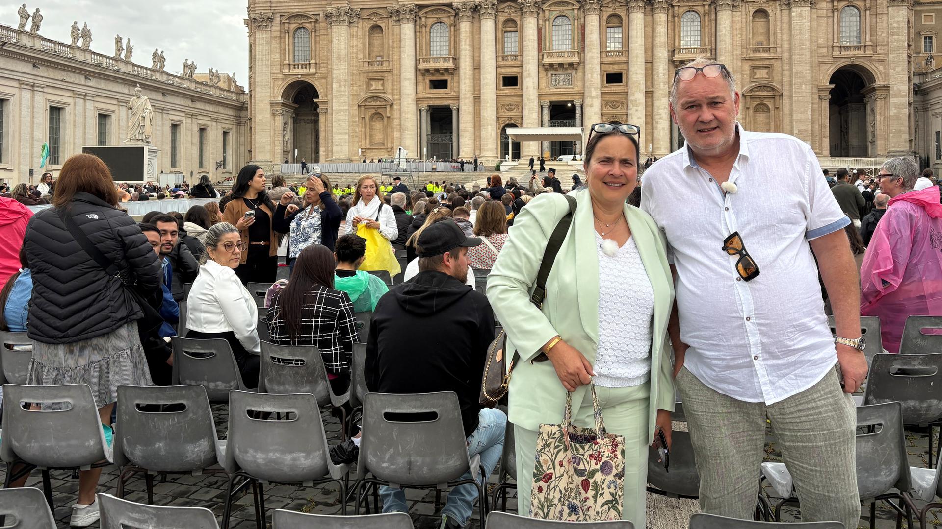Sonja und Waldi stehen vor dem Pertersdom im Vatikan und lächeln in die Kamera.
