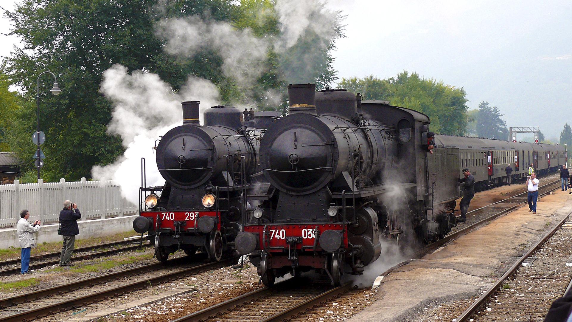 Zwei Dampfloks von vorne gesehen