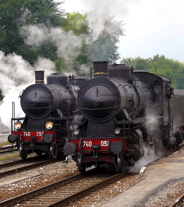 Zwei Dampfloks von vorne gesehen