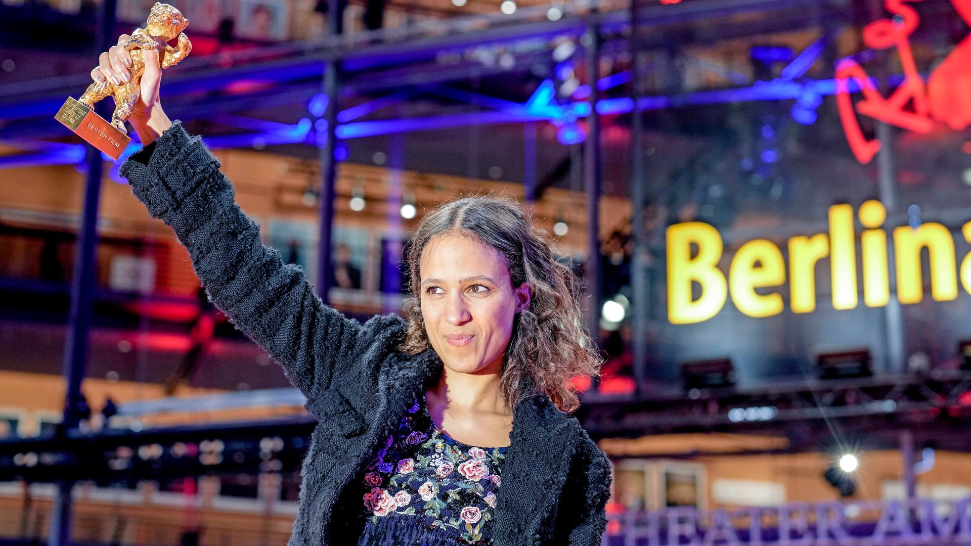Regisseurin Mati Diop zeigt den Goldenen Bären, den sie für ihren Dokumentarfilm "Dahomey" bei den Internationalen Filmfestspielen Berlinale in Berlin erhalten hat
