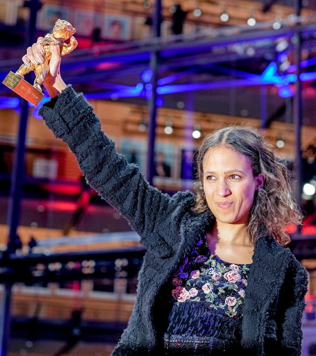 Regisseurin Mati Diop zeigt den Goldenen Bären, den sie für ihren Dokumentarfilm "Dahomey" bei den Internationalen Filmfestspielen Berlinale in Berlin erhalten hat