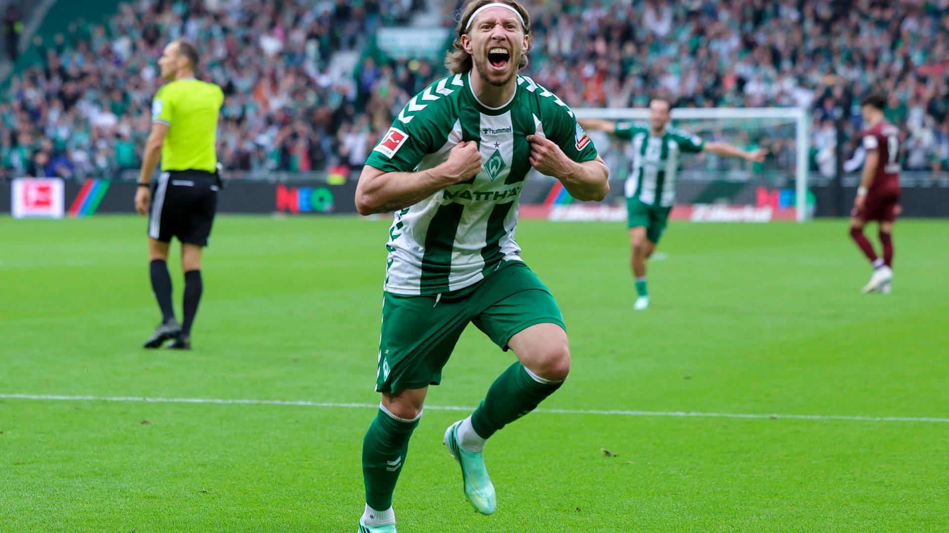 Werder Bremens Mitchell Weiser bejubelt seinen Siegtreffer gegen Augsburg