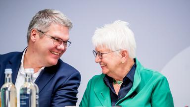 Die ZDF-Fernsehratsvorsitzende Gerda Hasselfeldt und einer ihrer Stellvertreter, Christoph Becker, lächeln sich während einer Fernsehratssitzung zu 
