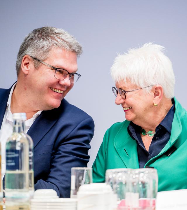 Die ZDF-Fernsehratsvorsitzende Gerda Hasselfeldt und einer ihrer Stellvertreter, Christoph Becker, lächeln sich während einer Fernsehratssitzung zu 