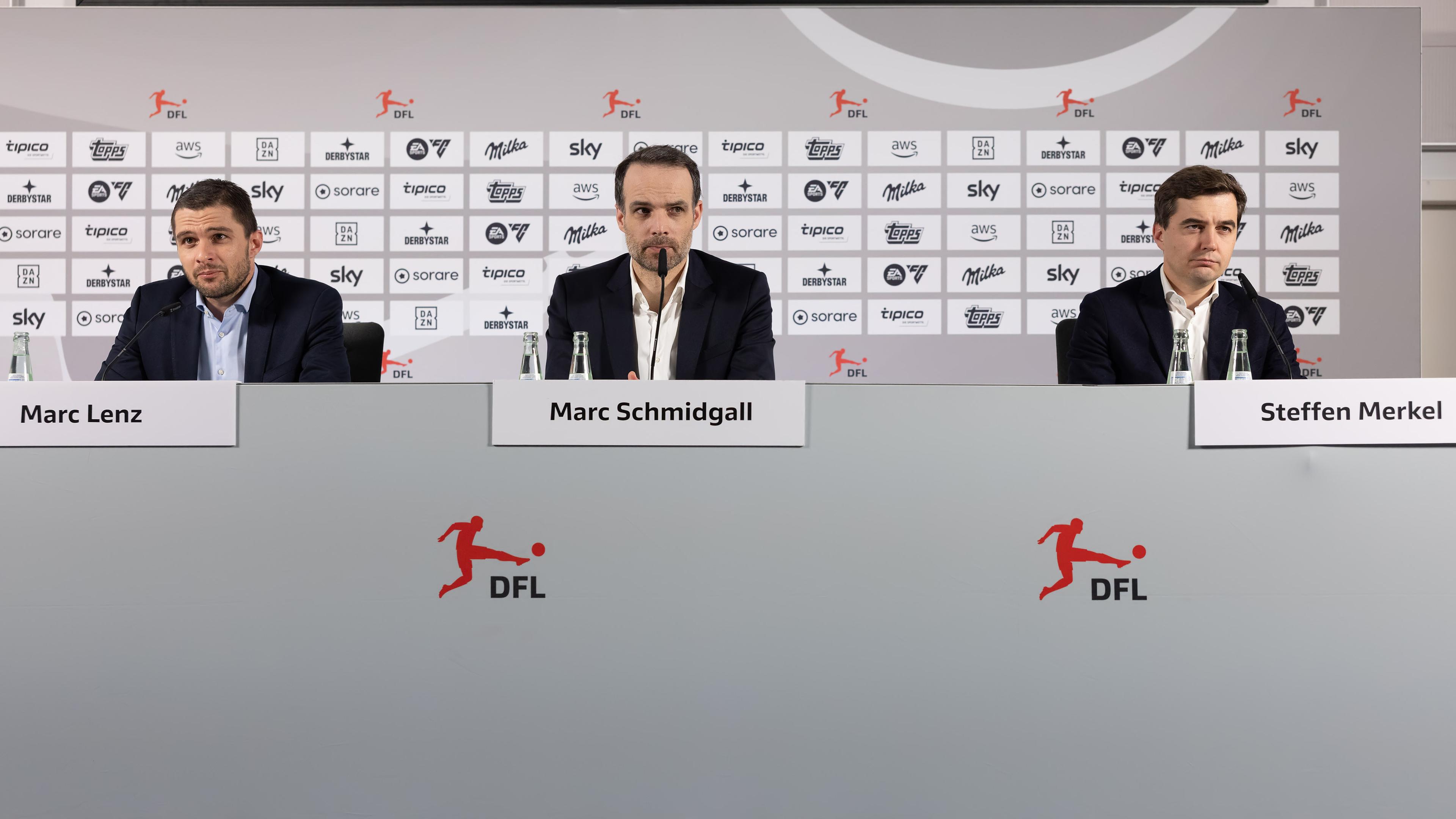 Hessen, Frankfurt/Main: Fußball: Mitgliederversammlung der Deutschen Fußball Liga (DFL), Pressekonferenz nach dem Ende der Versammlung. Marc Lenz (l) und Steffen Merkel (r), DFL-Geschäftsführer, sowie Marc Schmidgall (M), Leiter Medien und PR der DFL, auf der Pressekonferenz. 