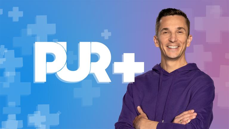 Moderator Eric Mayer neben dem Sendungslogo von PUR+