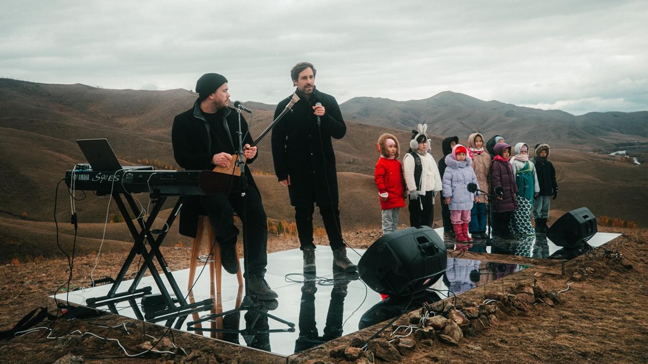 Max Giesinger und sein Begleiter performen für das Format "Song Trip" einen seiner Songs in den Weiten der Mongolei und werden von einem einheimischen Kinderchor unterstützt.