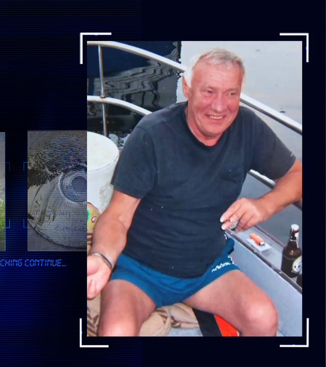 Ein Mann sitzt in Freizeitkleidung auf einem Boot. Der ist ca. 60 Jahre alt, hat graue kurze Haare und ein breites Gesicht. Er lächelt. In der linken Hand hält er eine Zigarette. Auf der Reeling des Schiffes liegen Gegenstände. Unter anderem eine Flasche Bier. Links daneben: Lichtschematische Darstellung eines Fingerabdrucks.