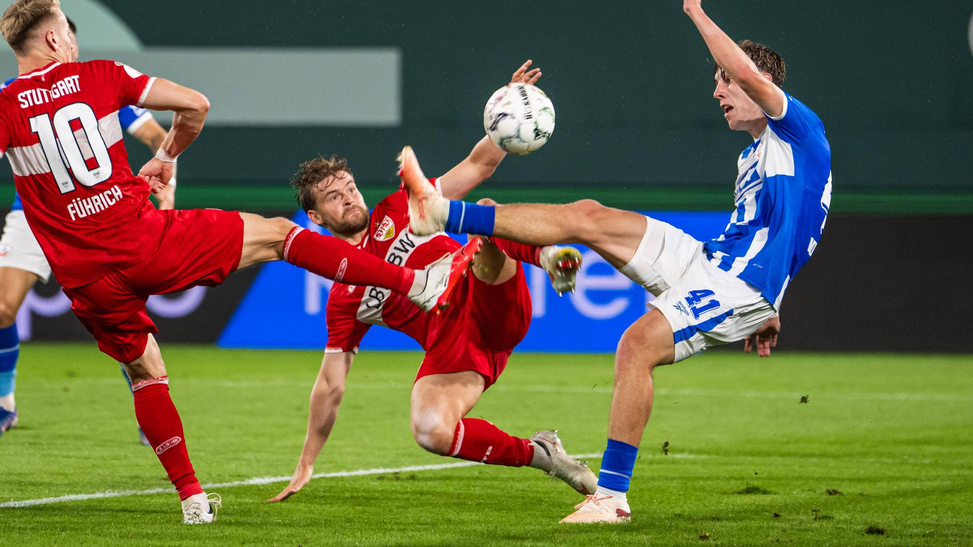 Maximilian Mittelstädt und sein Kontrahent Yannick Michaelis kämpfen in der DFB-Pokalpartie beide um den Ball