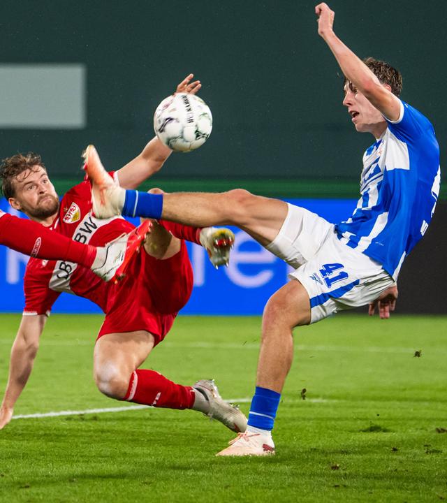 Maximilian Mittelstädt und sein Kontrahent Yannick Michaelis kämpfen in der DFB-Pokalpartie beide um den Ball