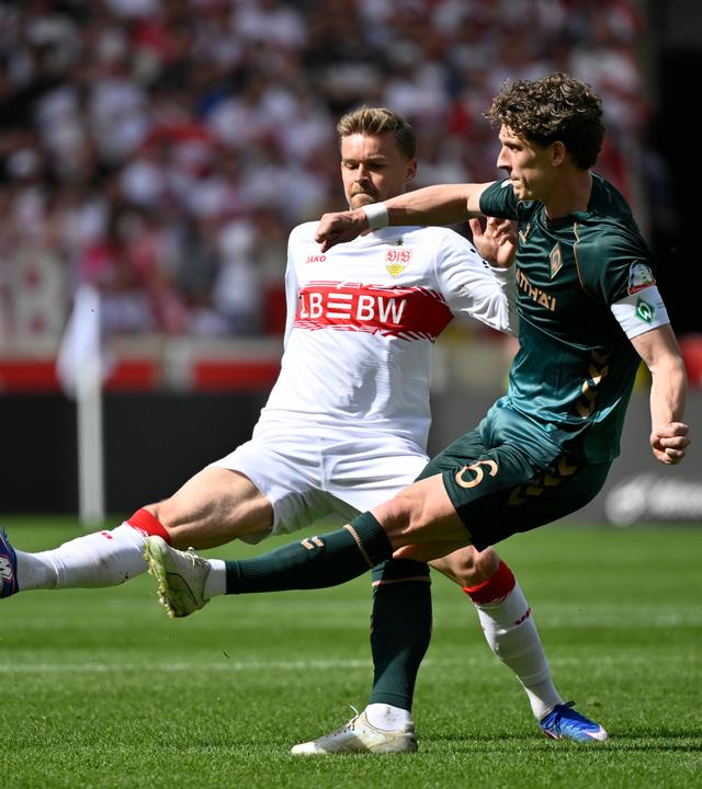 Maximilian Mittelstädt vom VfB Stuttgart und Jens Stage vom SV Werder Bremen liefern sich eine umkämpfte Aktion