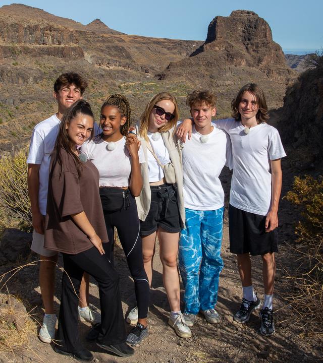 Adis, Sofia, Naomi, Lia, Jasper und Leo stehen auf einem Wanderweg im Gebirge