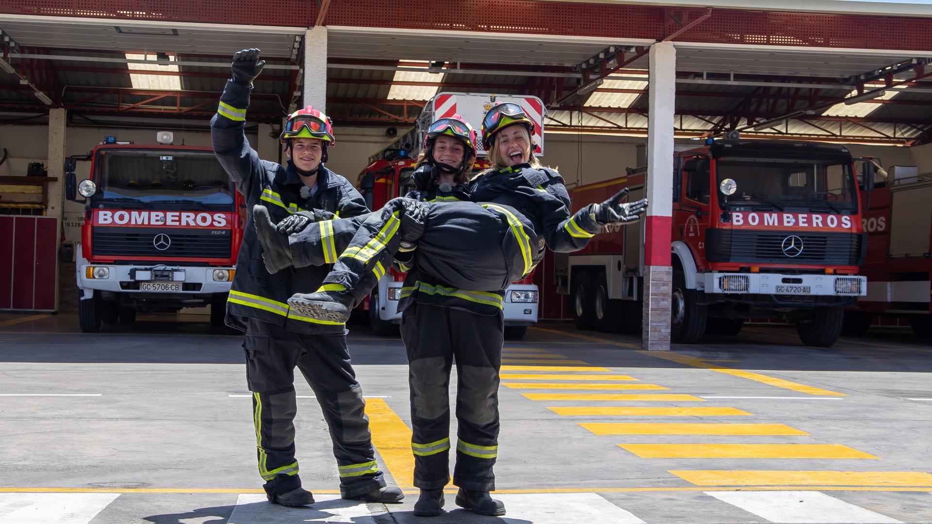  Jasper, Leo und Lia machen ein Praktikum bei der Feuerwehr - Leo trägt Lia auf den Armen