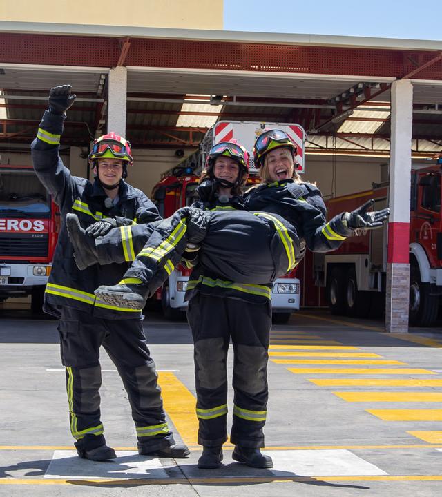  Jasper, Leo und Lia machen ein Praktikum bei der Feuerwehr - Leo trägt Lia auf den Armen