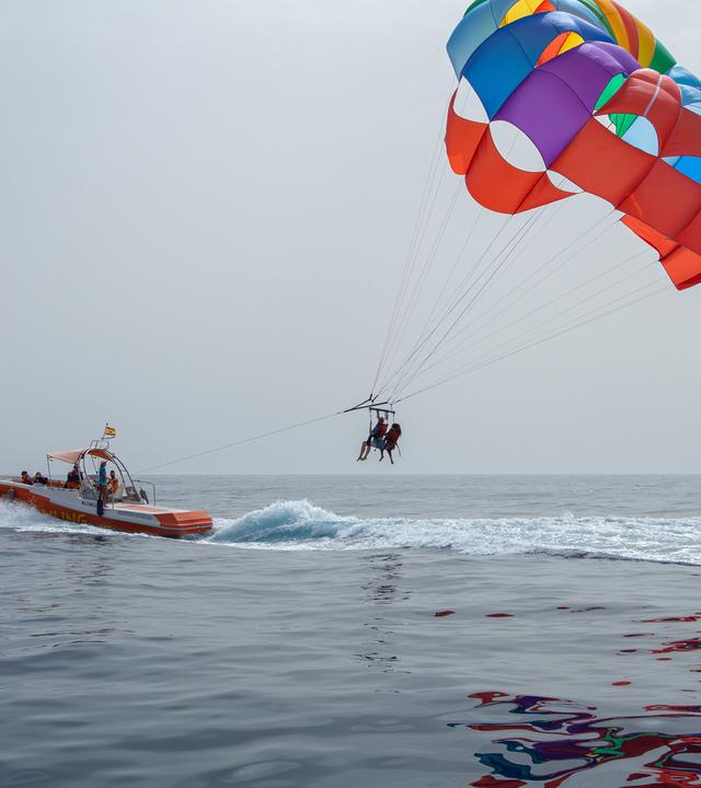  Leo, Lia, Jasper, Adis, Sofia und Naomi beim Parasailing