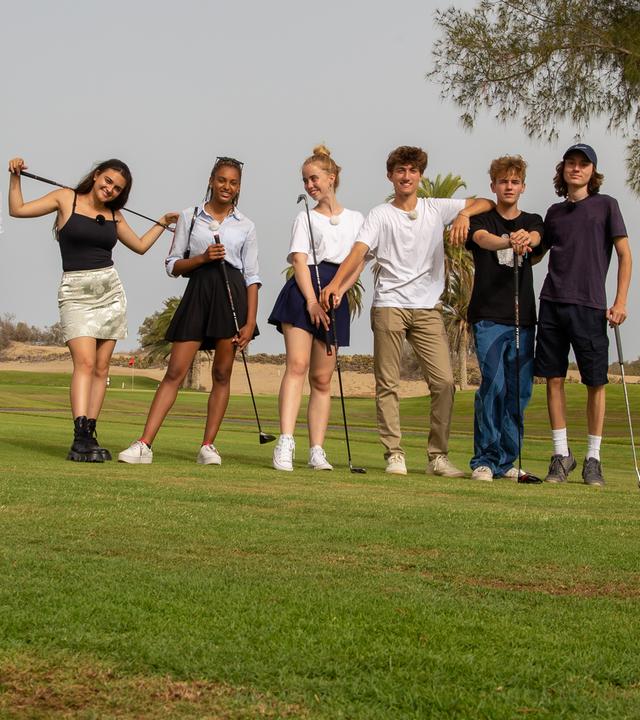  Sofia, Naomi, Lia, Adis, Jasper und Leo mit Trainer beim Golf spielen