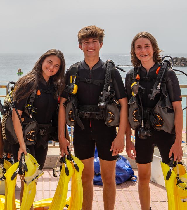 Jasper, Naomi, Sofia, Adis und Leo in voller Taucherausrüstung