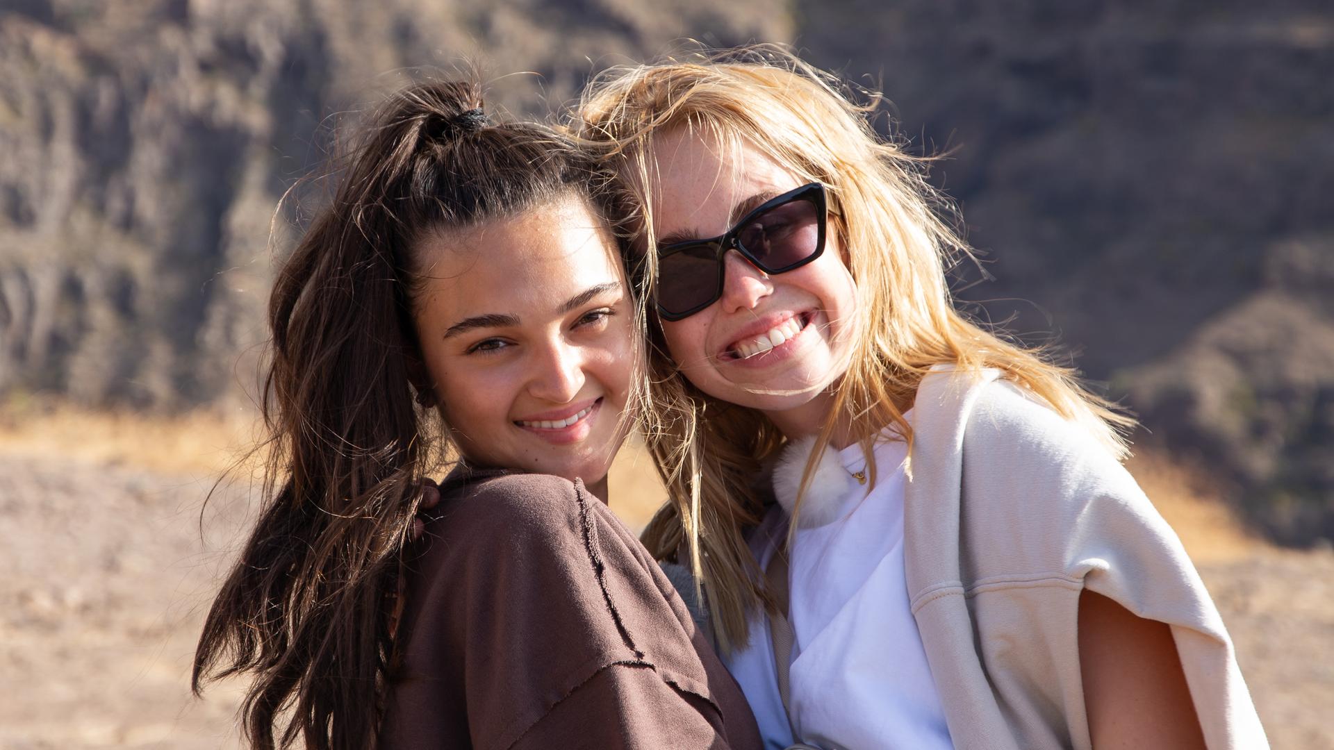 Sofia und Lia in der karten Landschaft von Gran Canaria