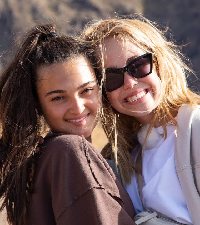 Sofia und Lia in der karten Landschaft von Gran Canaria
