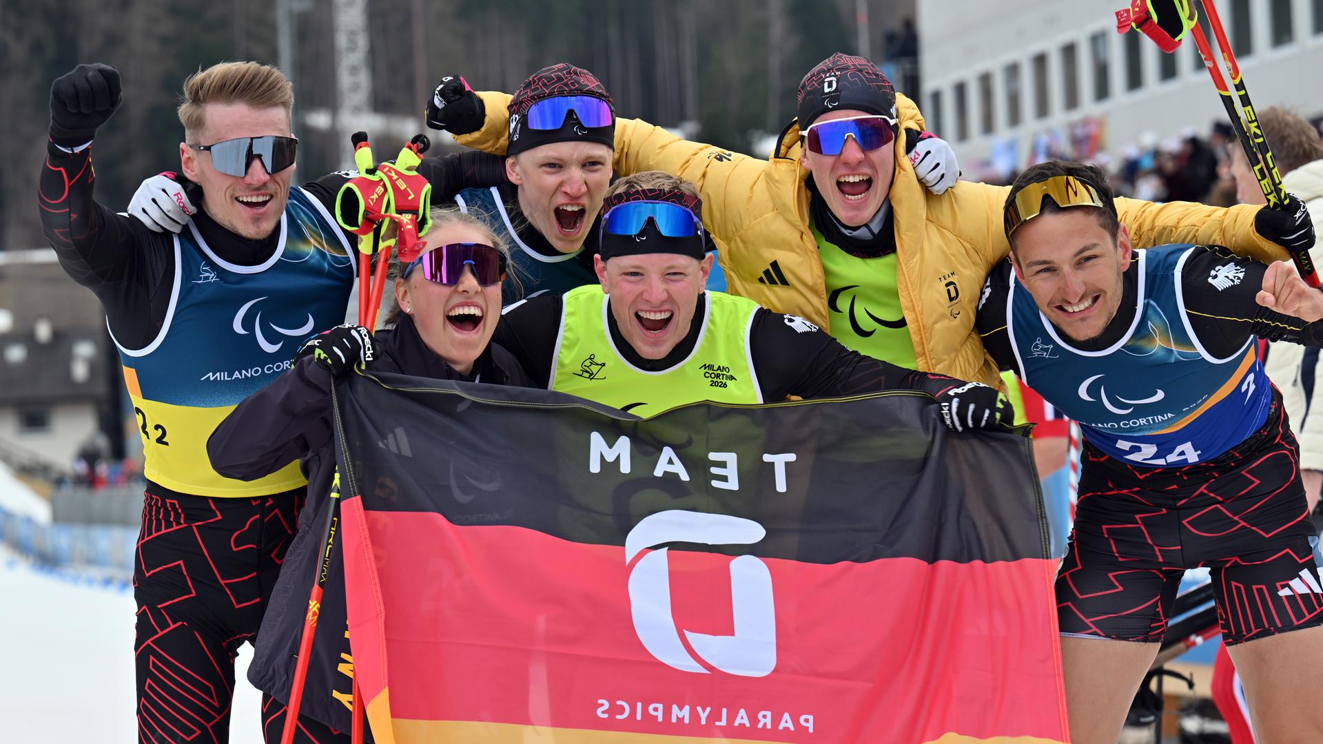 Deutsche Staffel im Ziel bei der Mixed- und Open-Staffel im Para-Skilanglauf, Paralympics 2026.